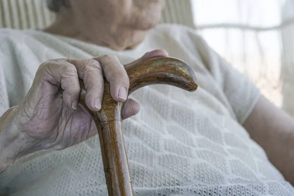 Closeup Wrinkled Hand Senior Woman Cane — Stock Photo, Image