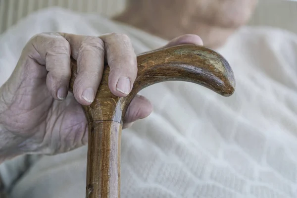 Морщинистая Рука Пожилой Женщины Трости — стоковое фото