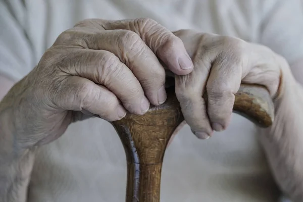 Gros Plan Main Ridée Une Femme Âgée Sur Canne — Photo