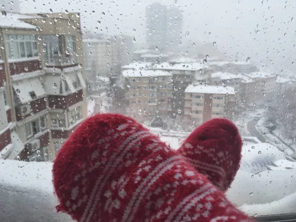 Füße Wollsocken Gegen Straßenblick Winter Unter Schnee — Stockfoto