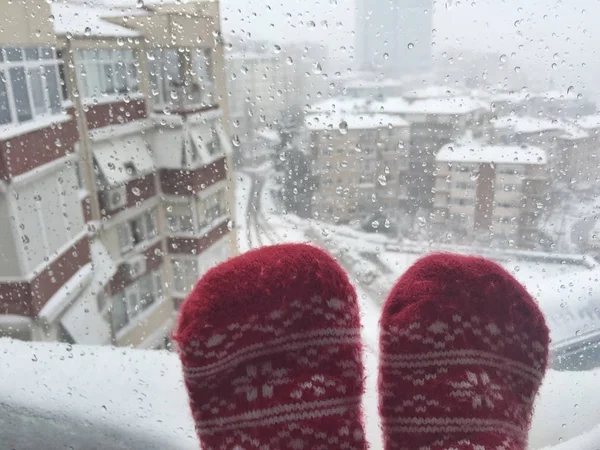 Pés Meias Contra Vista Rua Sob Neve Inverno — Fotografia de Stock