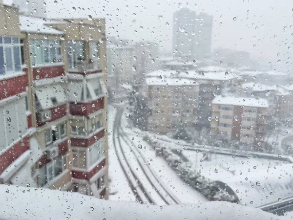 Damla Penceresinde Şehir Görünümü Altında Karşı Kışın Kar — Stok fotoğraf