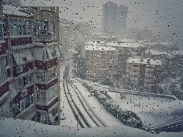 Gotas Janela Contra Vista Cidade Sob Neve Inverno — Fotografia de Stock