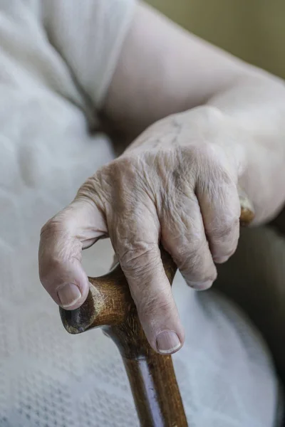 Closeup Wrinkled Hand Senior Woman Cane — Stock Photo, Image