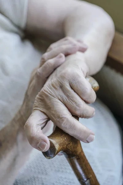 Closeup Wrinkled Hand Senior Woman Cane — Stock Photo, Image