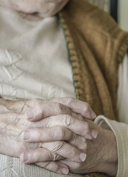 Les Mains Plissées Une Personne Âgée — Photo