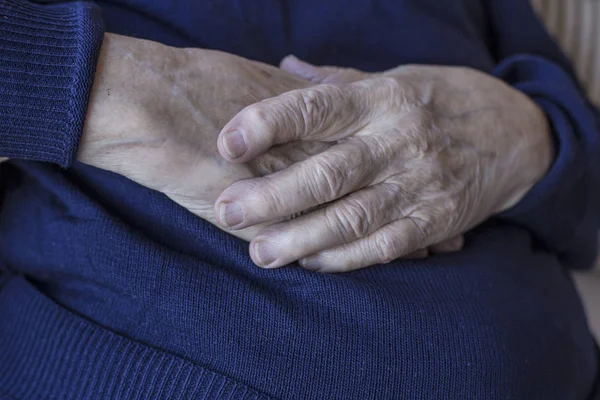 Primer Plano Las Manos Arrugadas Una Persona Mayor — Foto de Stock