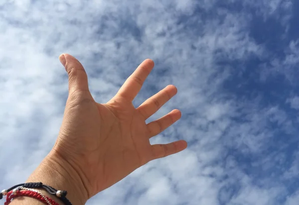 Eine Hand Handfläche Gegen Den Blauen Himmel — Stockfoto