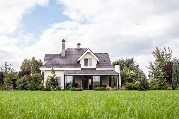 Una Casa Privada Con Jardín Una Zona Rural Bajo Hermoso — Foto de Stock