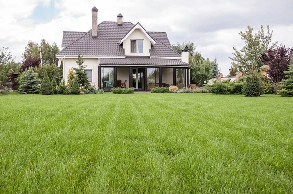 Una Casa Privada Con Jardín Una Zona Rural Bajo Hermoso — Foto de Stock