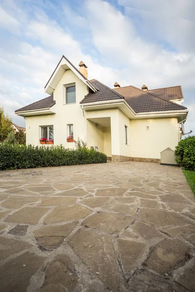 Bir bahçe güzel gökyüzü altında kırsal alanda olan bir özel ev