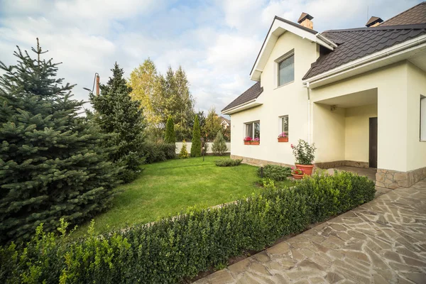 Una Casa Privada Con Jardín Una Zona Rural Bajo Hermoso — Foto de Stock