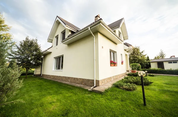 Una Casa Privada Con Jardín Una Zona Rural Bajo Hermoso — Foto de Stock