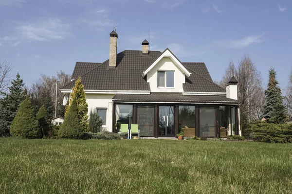 Una Casa Privada Con Jardín Una Zona Rural Bajo Hermoso — Foto de Stock