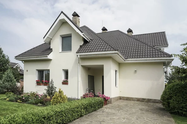 Una Casa Nueva Con Jardín Una Zona Rural Bajo Hermoso — Foto de Stock