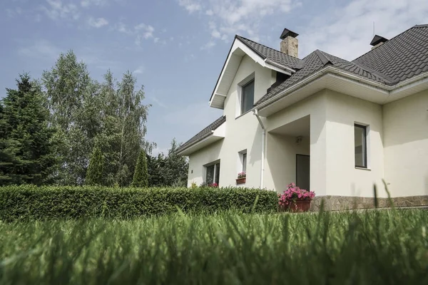 yeni bir ev ile bir bahçe güzel gökyüzü altında kırsal alanda