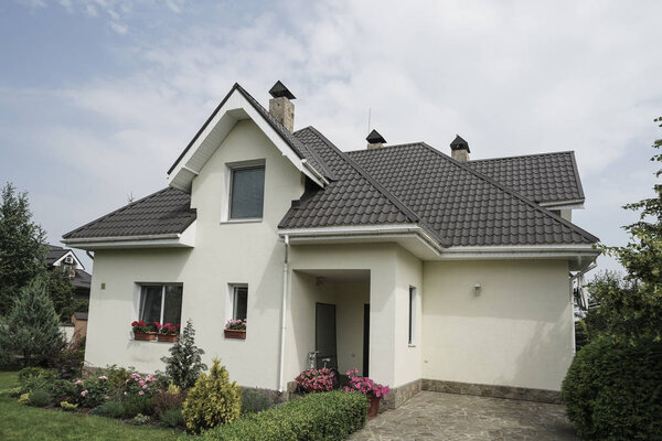 Новый дом с садом в сельской местности под красивым небом
