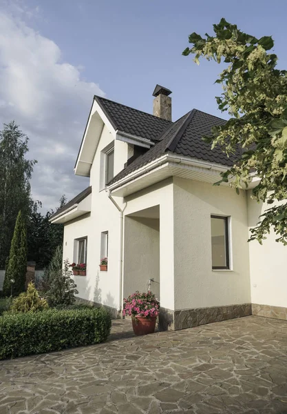 Una Casa Nueva Con Jardín Una Zona Rural Bajo Hermoso — Foto de Stock