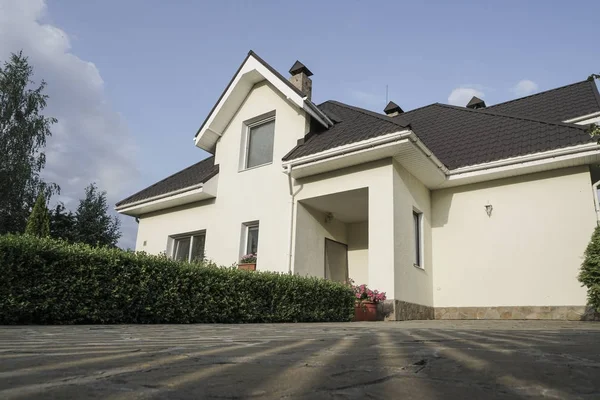 Una Casa Nueva Con Jardín Una Zona Rural Bajo Hermoso — Foto de Stock