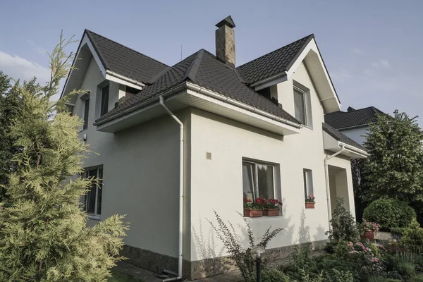 Una Casa Nueva Con Jardín Una Zona Rural Bajo Hermoso — Foto de Stock