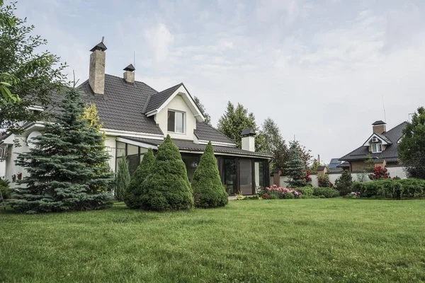 Una Casa Privada Jardín Bajo Hermoso Cielo — Foto de Stock