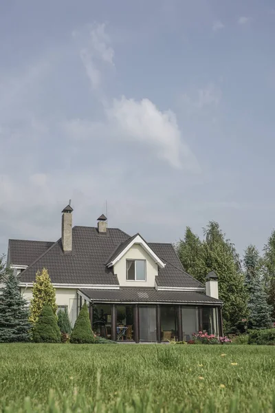 Una Casa Privada Jardín Bajo Hermoso Cielo — Foto de Stock