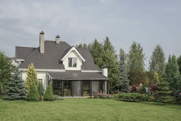 Una Casa Privada Jardín Bajo Hermoso Cielo — Foto de Stock