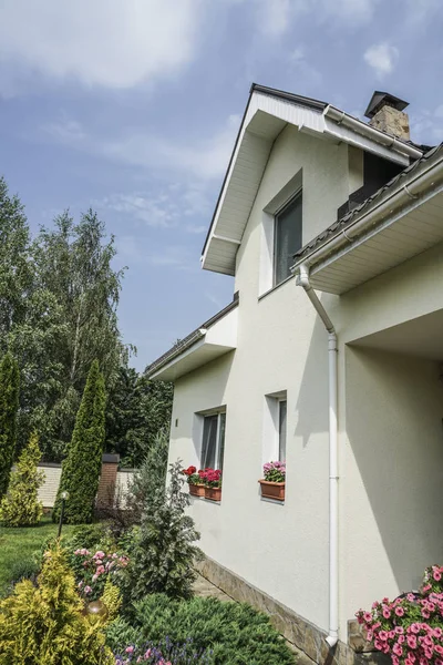 Una Casa Privada Jardín Bajo Hermoso Cielo — Foto de Stock