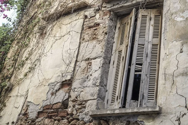 Arka plan olarak terk edilmiş bir binada dış