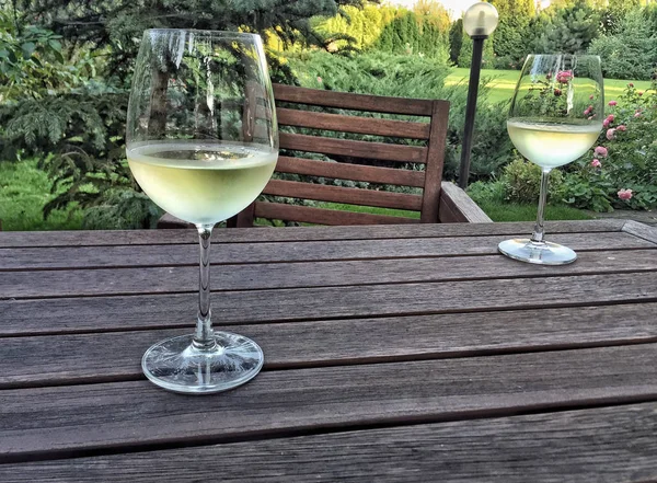 Verres Vin Sur Une Table Bois Jardin Été — Photo