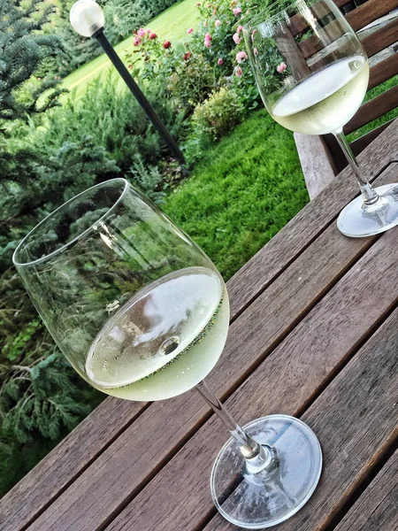 Verres Vin Sur Une Table Bois Jardin Été — Photo