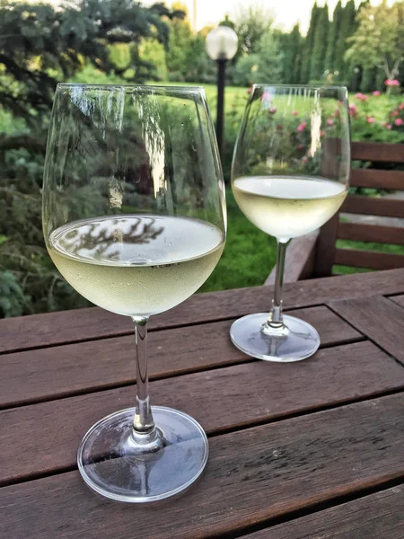 Wine Glasses Wooden Table Garden Summer — Stock Photo, Image
