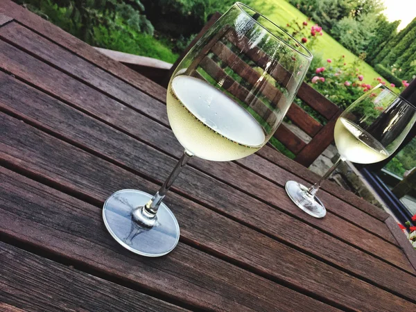 Wine Glasses Wooden Table Garden Summertime — Stock Photo, Image