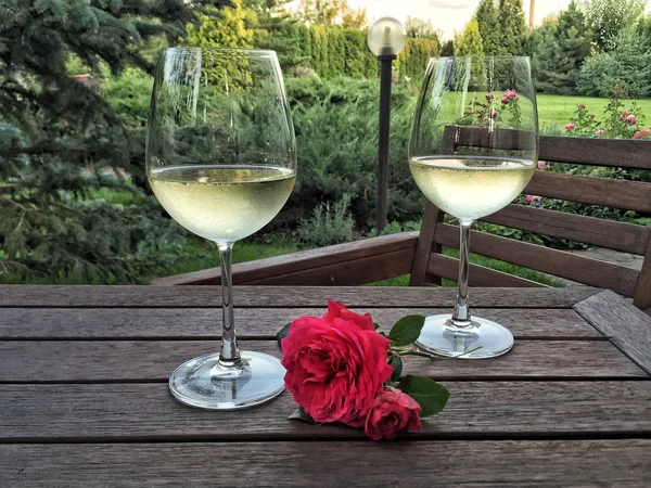 Wine Glasses Roses Wooden Table Garden Summer — Stock Photo, Image