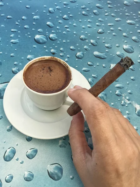 Una Taza Café Una Mano Sosteniendo Cigarro — Foto de Stock