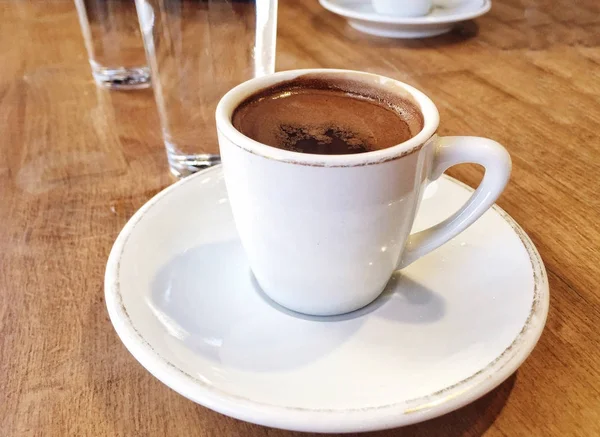 Una Taza Café Turco Vaso Agua Una Mesa Madera — Foto de Stock