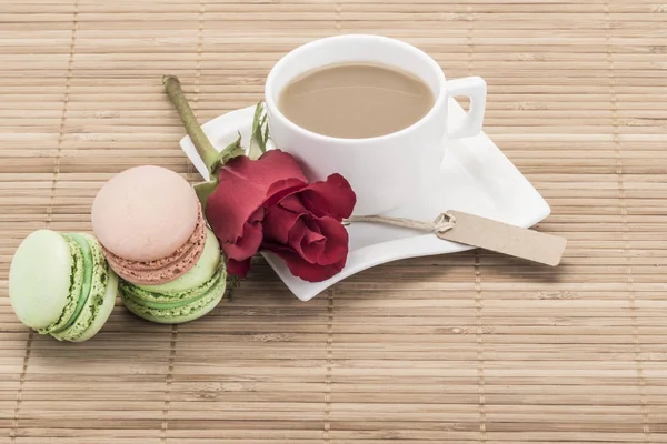 Egy Csésze Kávé Fából Készült Asztal Macaroons Díszített Vörös Rózsa — Stock Fotó