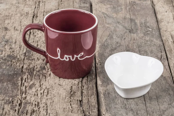 Ein Leerer Roter Kaffeebecher Und Ein Herzförmiger Teller Auf Einem — Stockfoto