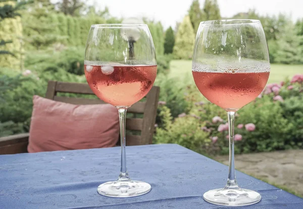 Verres Vin Sur Table Jardin Été — Photo