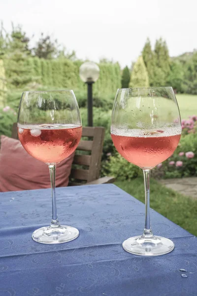 Verres Vin Sur Table Jardin Été — Photo