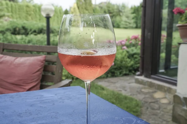 Verre Vin Sur Table Jardin Été — Photo