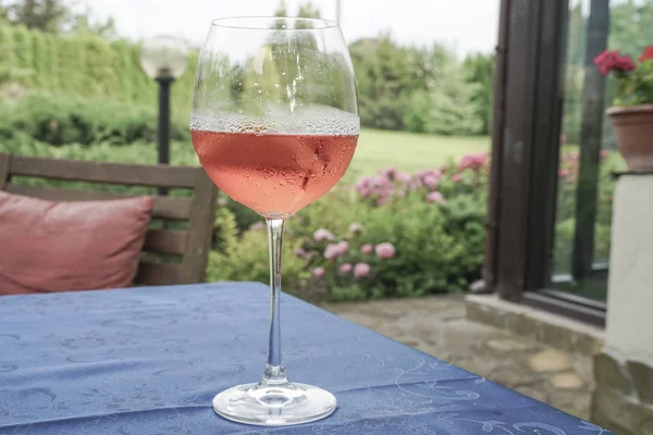 Verre Vin Sur Table Jardin Été — Photo