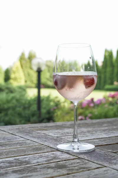 Verre Vin Sur Table Jardin Été — Photo