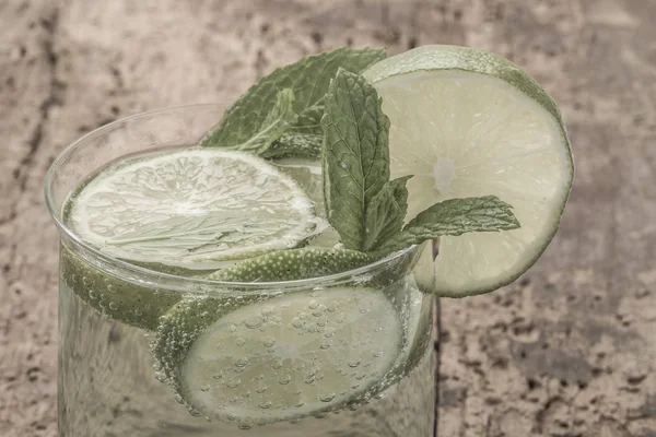 Ein Glas Mojito Cocktail Mit Limette Und Minze Auf Holztisch — Stockfoto