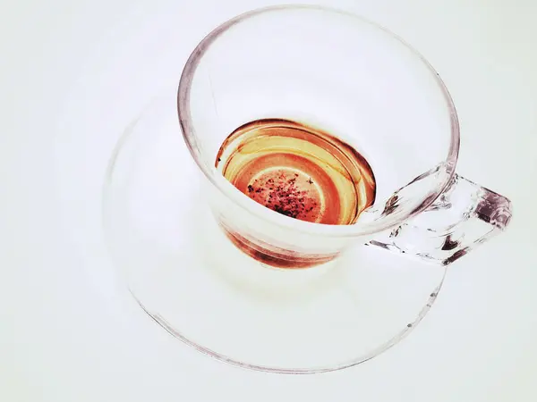 Pół Szklanki Herbaty Full Białym Tle — Zdjęcie stockowe