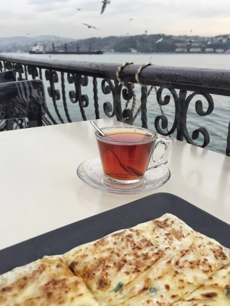 土耳其伊斯坦布尔的海滨餐桌上的早餐和茶 — 图库照片