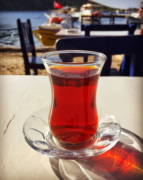 Bir Bardak Çay Deniz Yanında Ahşap Masa Üzerinde — Stok fotoğraf