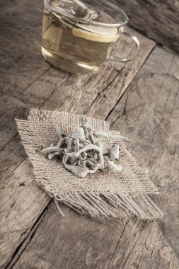 Ahşap masa üzerinde doğal adaçayı çay