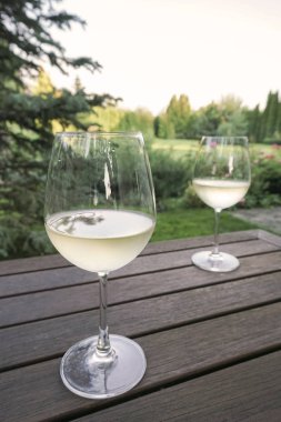 Yaz aylarında Bahçe ahşap masa üzerinde şarap gözlük