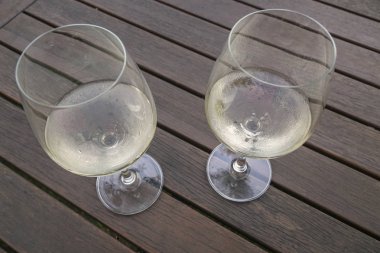 Ahşap masa üzerinde beyaz şarap gözlük